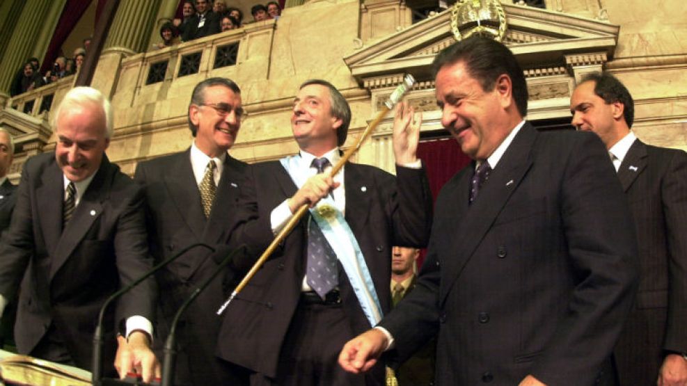 2003. Néstor Kirchner (22%), es electo porque se bajó Menem (24%).