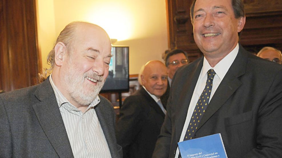 Postales. El miércoles, el juez Bonadio, el más enfrentado con el Gobierno, se mostró sonriente junto al posible ministro de Justicia de Macri, en la entrega de un premio al juez Gemignani.