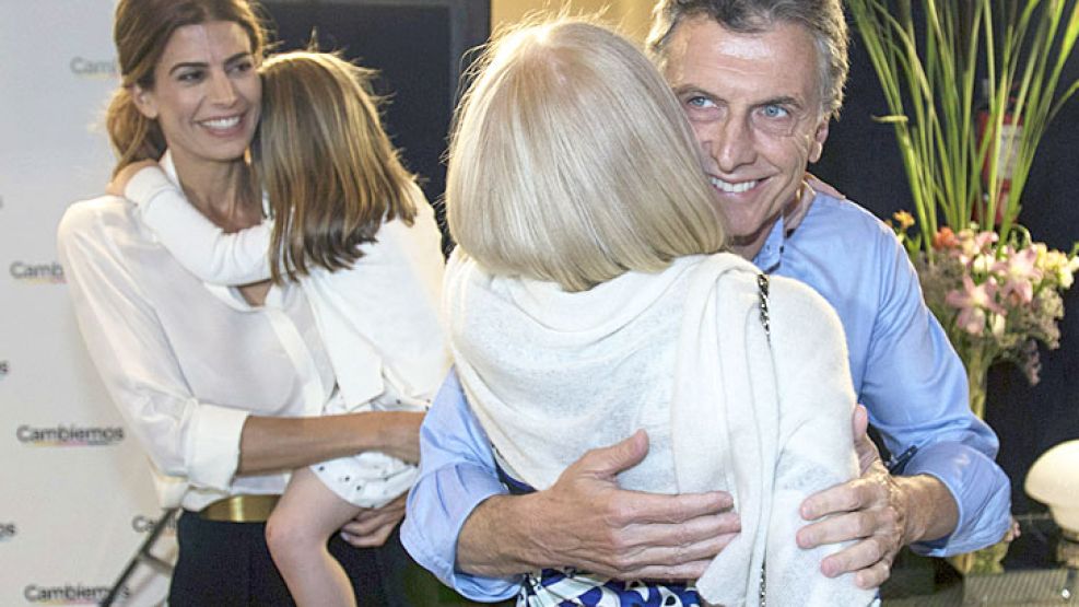 En el VIP. El candidato, su esposa Juliana Awada y su hija Antonia saludan a los invitados tras confirmar su triunfo a nivel nacional.