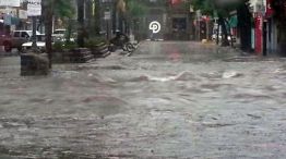 El temporal en Río Cuarto causó anegamiento en las calles.