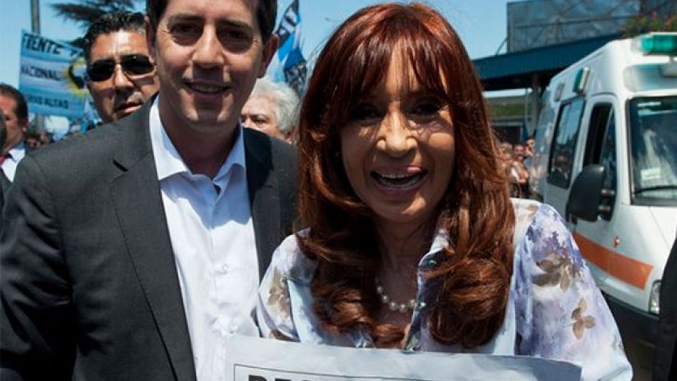 Cristina Fernández de Kirchner saludando a sus militantes.