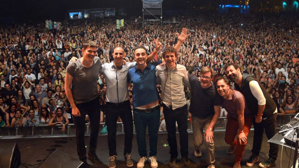 La banda saludó a su público al terminar un gran show.