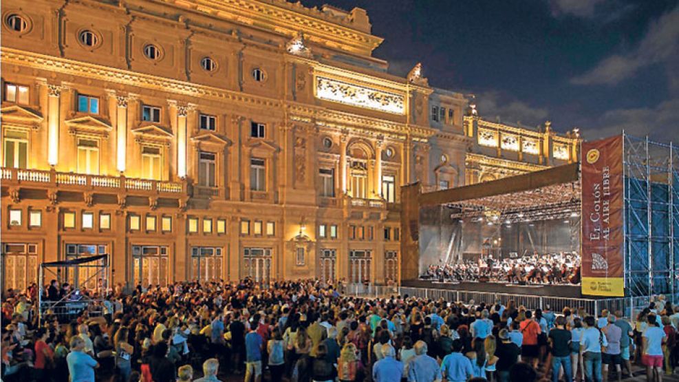 Cambios. El auge de la “música culta” se disfruta en el Colón en la sala, y al aire libre con la Orquesta Estable. Su director Darío Lopérfido junto a Daniel Barenboim, cuya gestión apunta a que todos