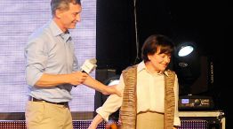 Triunfo. Feliz con los resultados, Macri le agradeció a Anita haber estado junto a él y la hizo subir al escenario.
