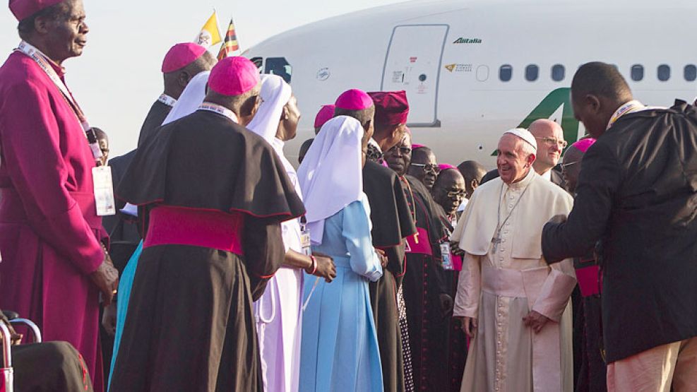 Aclamado. Francisco arribó ayer a Uganda, tras una primera escala en Kenia. Culminará su viaje a las periferias el lunes, cuando abandone la República Centroafricana y vuelva a Roma.