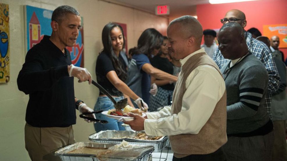 Barack Obama sirvió comida a soldados sin hogar.