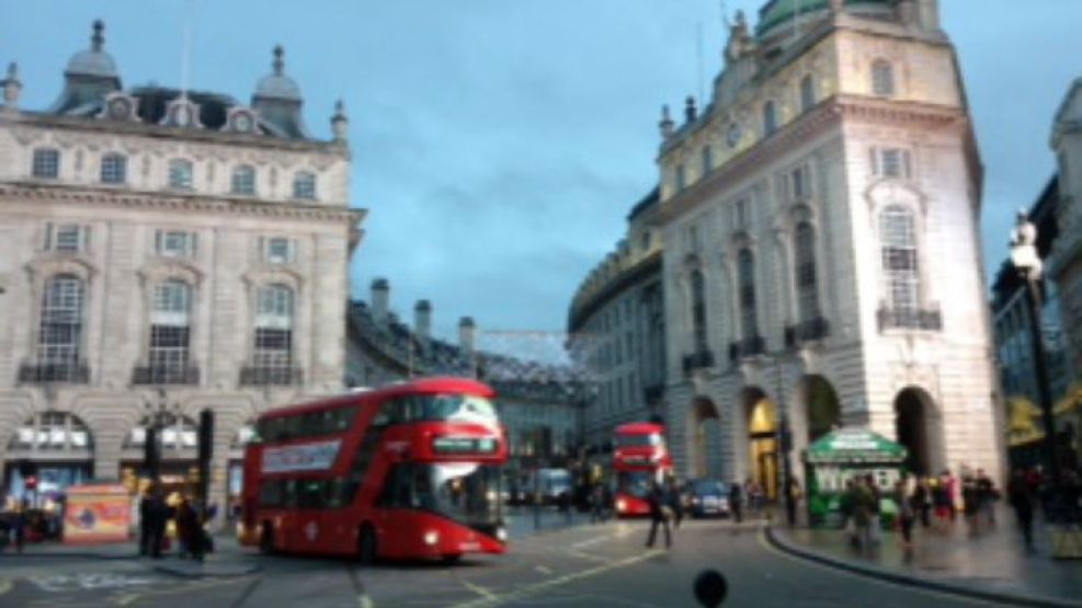 Nada indica que Londres pierda justamente hoy su aire cosmopolita ni esa sensación que la Navidad está en el aire.