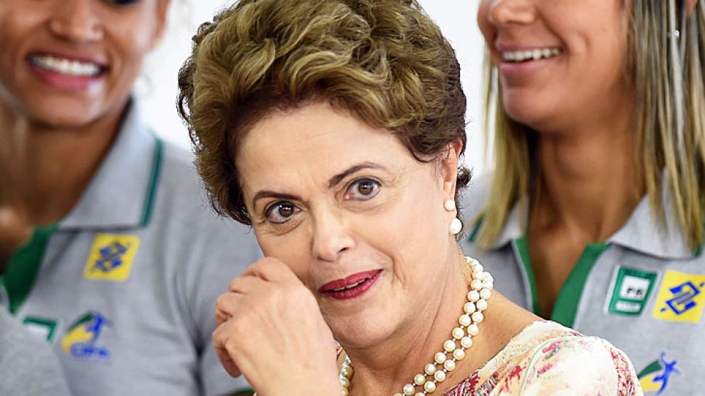 Para llorar. A Rousseff la acusan de irresponsabilidad fiscal y aportes turbios a su campaña.