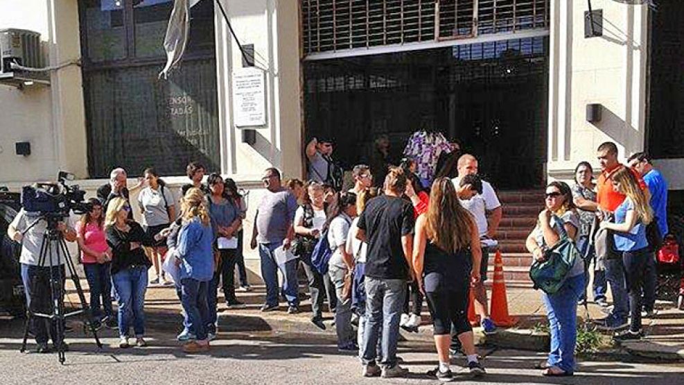 Preocupación. Vecinos y padres de las alumnas de la Escuela Nº 20, ayer ante las autoridades.