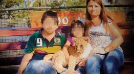 De paseo. Cynthia Huamani Zambrano, con sus hijos en una visita al zoo de Luján. Está presa desde octubre, cuando cayó junto a un cómplice: José Saravia (der.). 