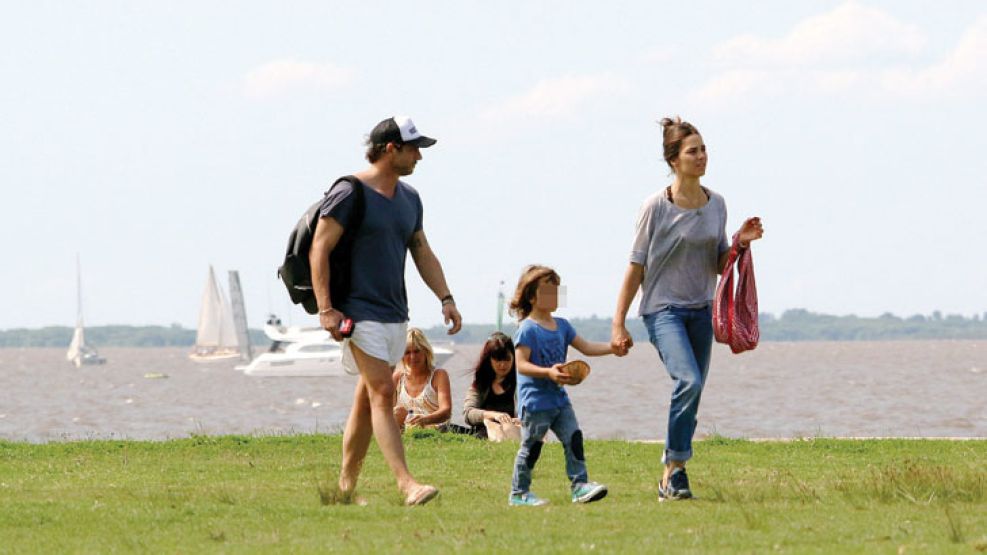 Al sol. Juana Viale, paseando por la costanera de Martínez junto a su pareja y uno de sus hijos.