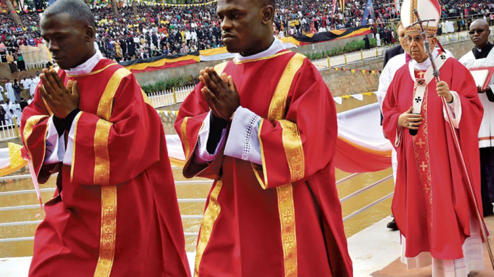 Convocante. Tras rezar por los 45 mártires ugandeses del siglo XIX, a los que llamó “héroes nacionales”, el Pontífice ofició una misa masiva cerca de la capital. Mensaje ecuménico a católicos y anglic