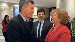 Saludo. En su última visita de Estado a Buenos Aires, Bachelet dialogó con el presidente electo.