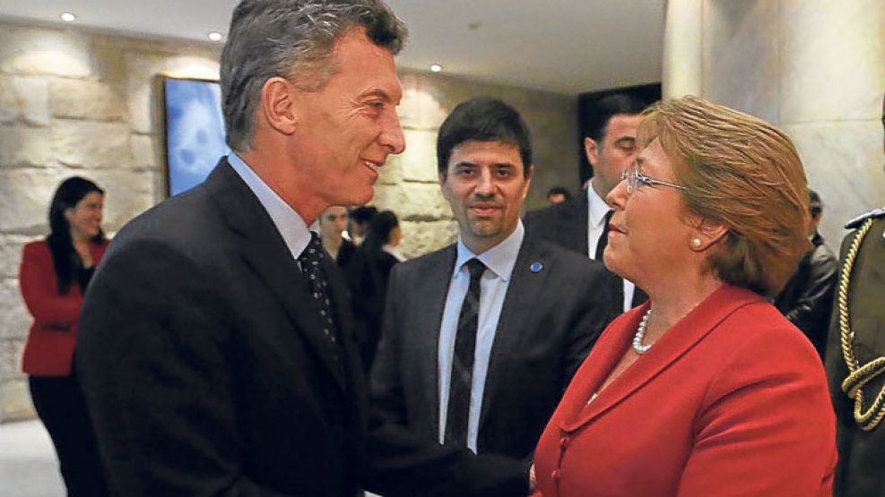 Saludo. En su última visita de Estado a Buenos Aires, Bachelet dialogó con el presidente electo.