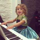 Nina al piano