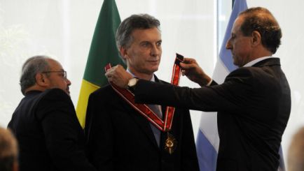 el-presidente-electo-mauricio-macri-recibio-hoy-de-manos-del-presidente-de-la-federacion-industrial-de-san-pablo-fiesp-paulo-skaf-la-orden-del-merito-industrial-san-pablo