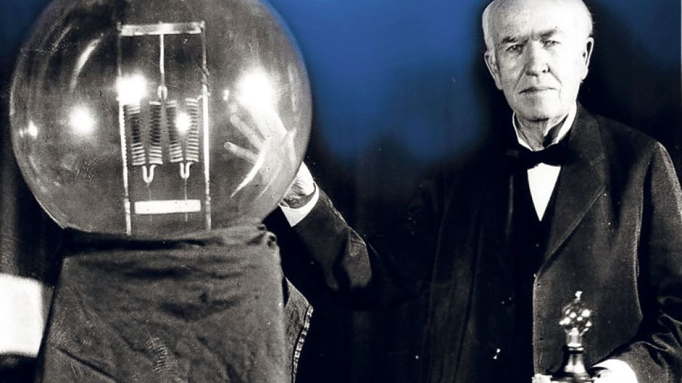 DE AYER A HOY. En 1890, Thomas Alva Edison paría el gigante que hoy gira 180 grados, a lo digital.