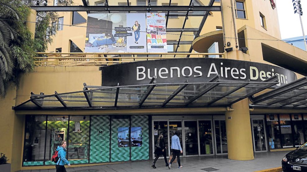 En discusion. La ventas del Buenos Aires Design (arr.) y parte del predio El Dorrego, en Colegiales (centro); y la concesión a privados del Autódromo (ab.) fueron ejes de polémica durante todo este añ