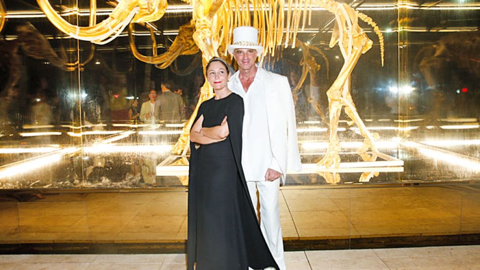 Pareja. Junto a su mujer, Ximena Caminos, posa delante de una obra del inglés Damien Hirst.