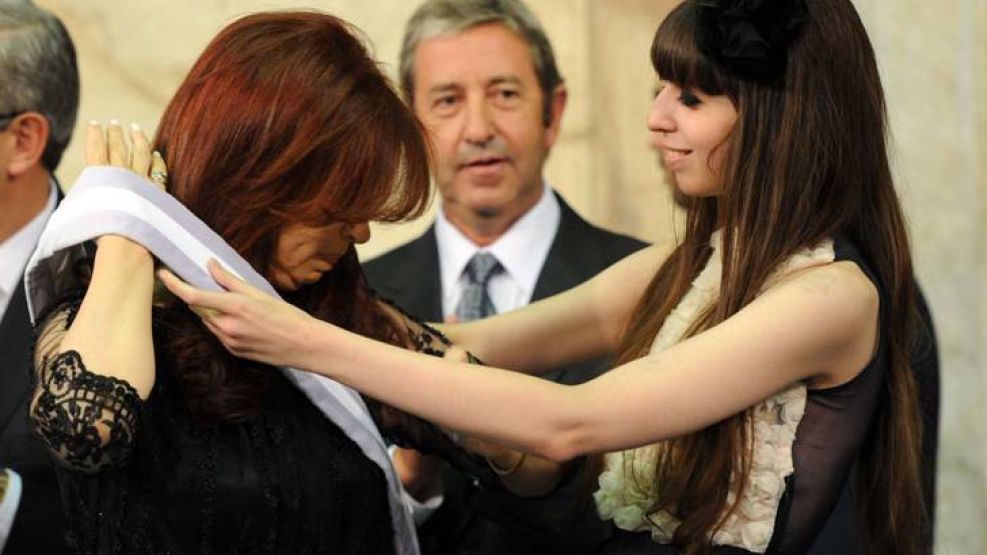 Tras ser consagrada con el 54% de los votos, Cristina hizo que su hija Florencia le diera los atributos.
