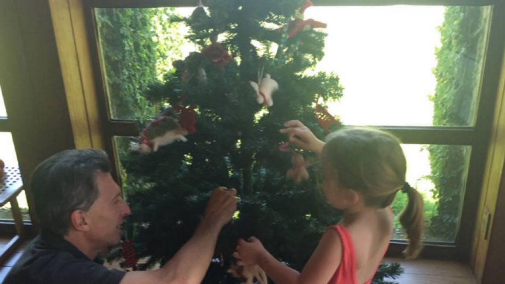 Mauricio Macri mostró una foto donde arma el arbol de Navidad junto a su hija Antonia.