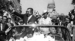 Raúl Alfonsín, uno de los mandatarios que utilizó un auto descapotable para su asunción.