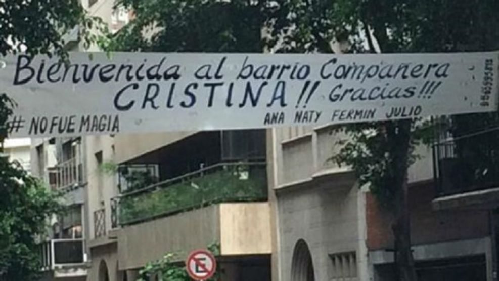El pasacalles que algunos vecinos de Recoleta colocaron para recibir a Cristina Fernández de Kirchner.