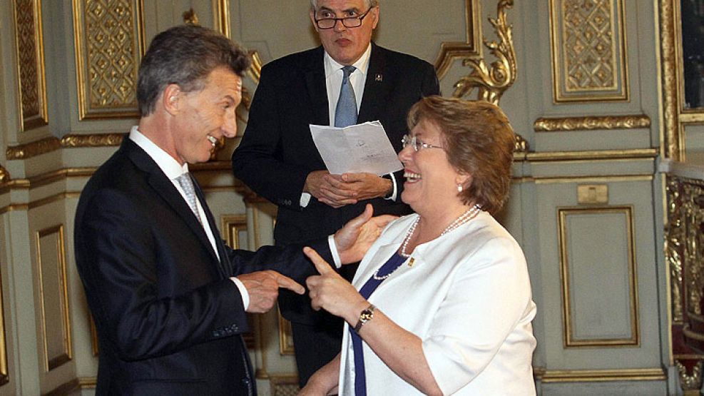El flamante presidente Mauricio Macri junto a la mandataria chilena, Michelle Bachelet.