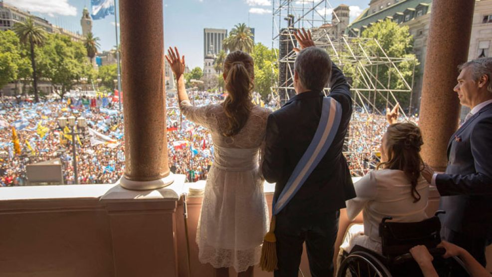 Desde el balcon. Macri y la primera dama, Juliana Awada, en la Casa Rosada. El Presidente bailó y saludó a sus simpatizantes.