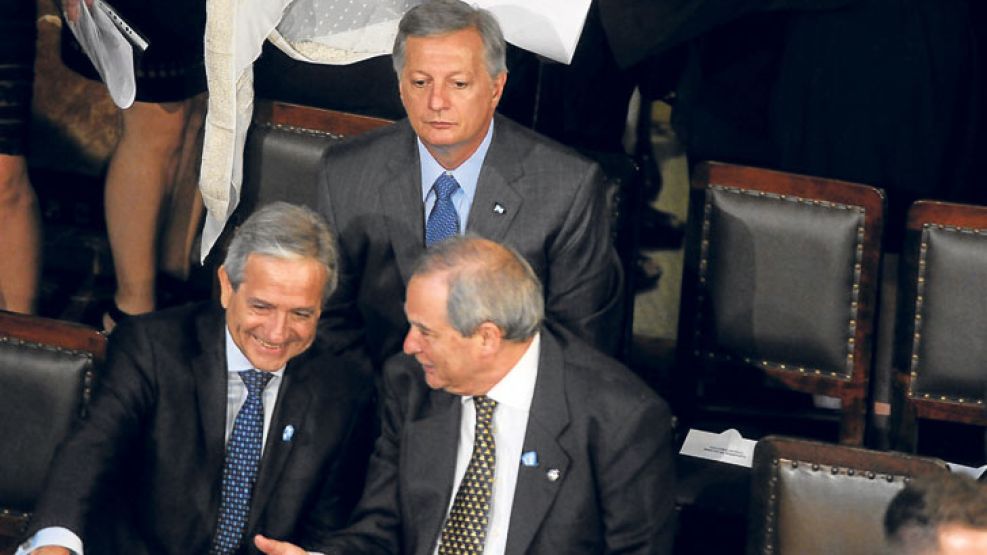EN LA ASAMBLEA. Juan José Aranguren, ex Shell, ayer acompañando a su jefe político. Carlos Bulgheroni, legendario dueño de PAE.