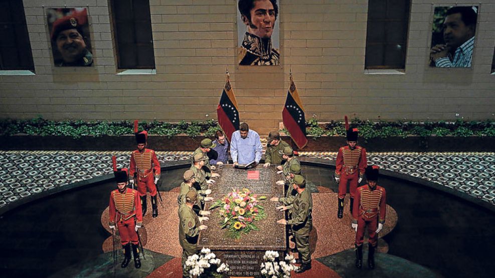Hasta la tumba. El mandatario se mostró esta semana en el mausoleo donde descansan los restos del ex presidente Hugo Chávez. El presidente venezolano les exigió a sus ministros que pongan la renuncia 
