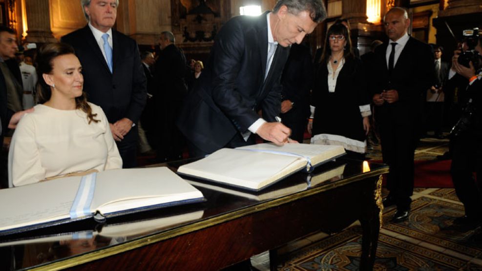 Libro de honor. Macri y Michetti firman el libro a la entrada al Congreso. Los acompañaban Federico Pinedo y Emilio Monzó.