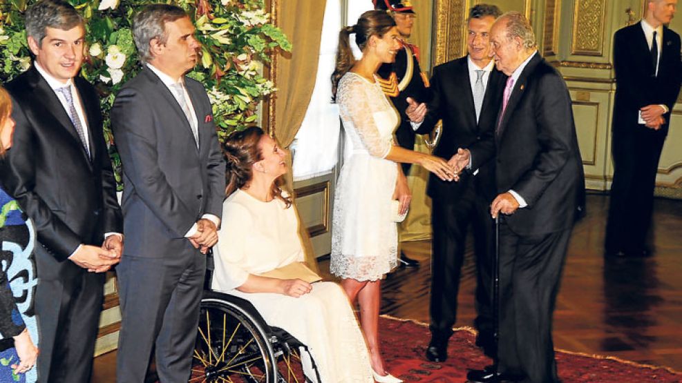 mas cerca. 1. El rey Juan Carlos de Borbón trajo la invitación de su hijo, el rey Felipe VI, para que Macri visite España. 3. Evo Morales jugó un día antes de la asunción al fútbol con Macri. 4. El pr