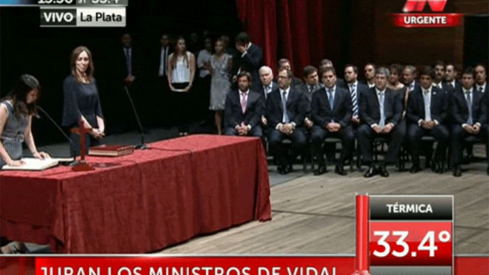 Vidal le toma juramento a sus ministros. 