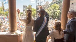 Ante la multitud. Mauricio Macri y Juliana Awada salieron al balcón de la Casa Rosada para saludar a la muchedumbre que se congregó en la Plaza de Mayo.