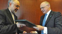 Polémico. El ex canciller Timerman con su par iraní, tras firmar el acuerdo, en enero de 2013. Ese pacto fue denunciado por el fallecido fiscal Nisman.