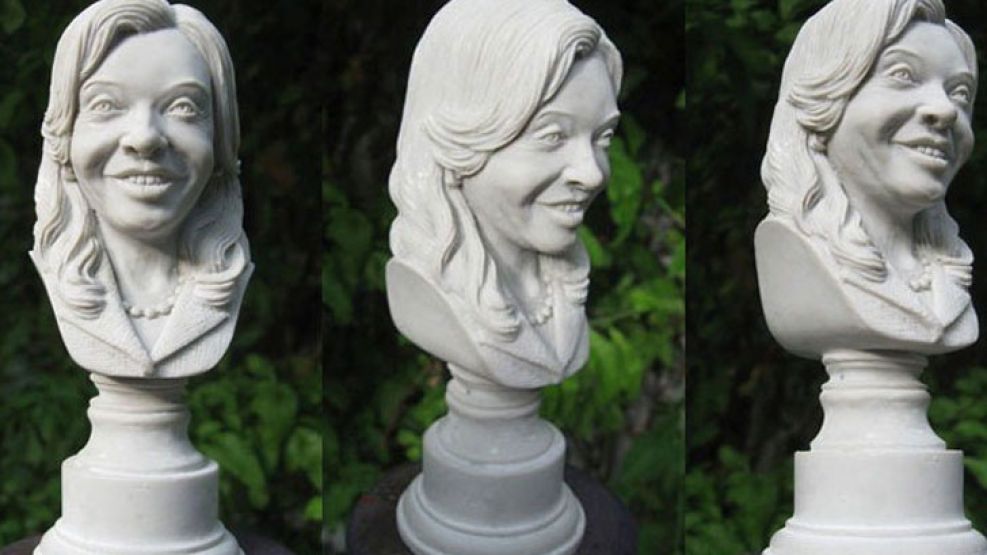 Bustos para el hogar. Las esculturas de Néstor y Cristina se ofrecen en la web a 290 pesos.