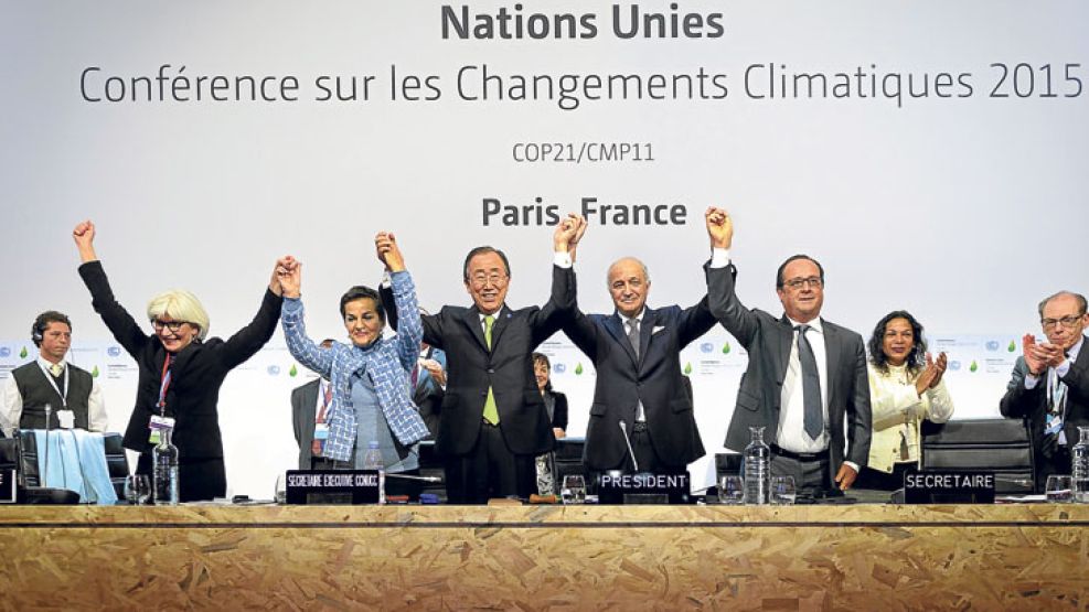 Festejo. La secretaria de la Unfccc, Christiana Figueres, el secretario de la ONU, Ban Ki Moon, el presidente de la COP21 Laurent Fabius y el presidente francés François Hollande.
