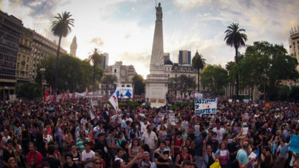 Los manifestantes se concentraron en Plaza de Mayo.