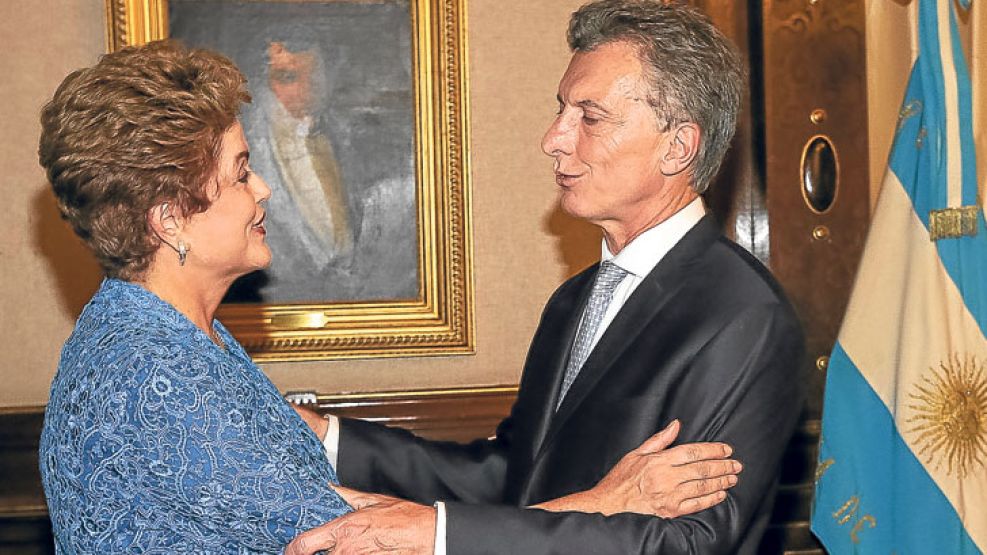 Abrazo. Dilma pasó unas horas por Buenos Aires para la asunción, en un breve descanso de la crisis de su país. Revitalizar el Mercosur será una de las prioridades.
