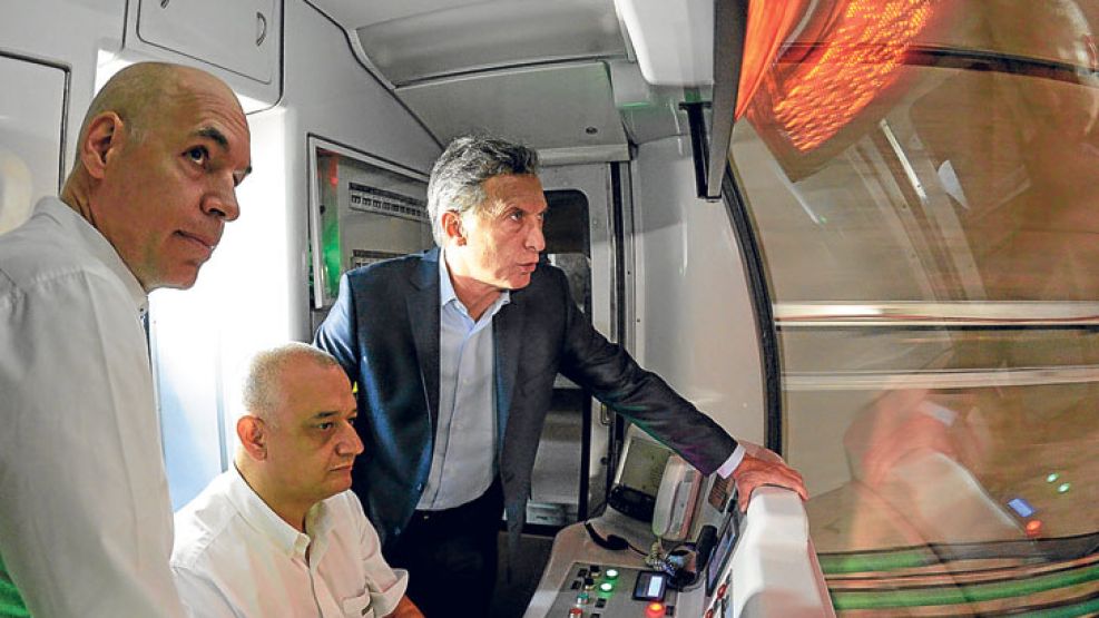 En marcha. Macri y R. Larreta llegaron a la estación Las Heras en uno de los nuevos trenes.