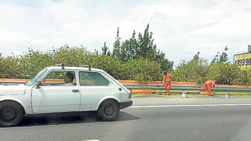 guardarrail. El hormigón naranja que separa los carriles de la autopista fue reemplazado por un verde militar.