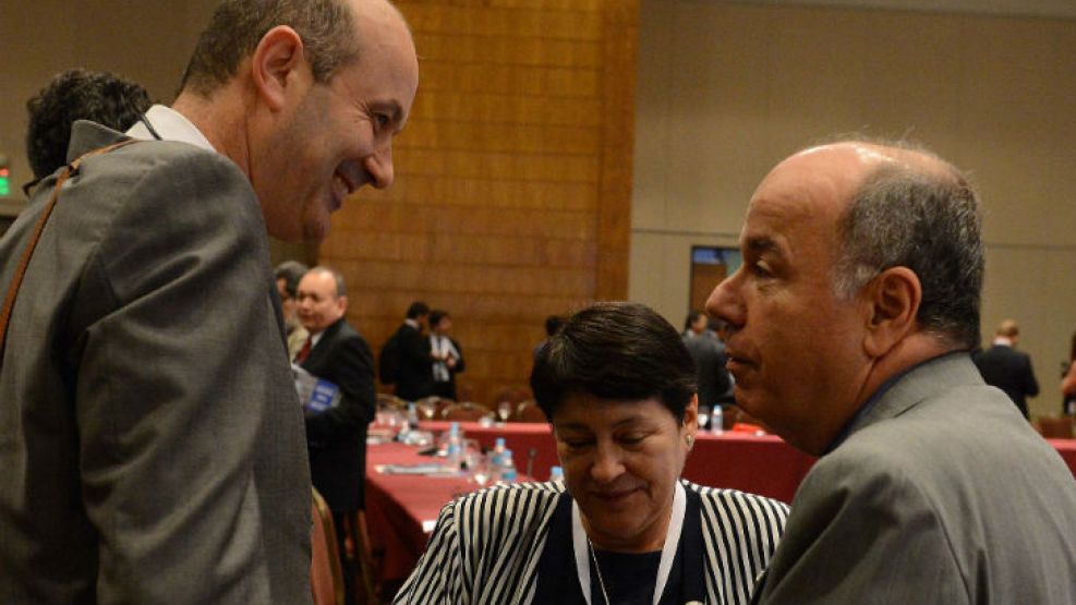 Federico Sturzenegger, junto al canciller de Brasil, Mauro Vieira, en la reunión del Mercosur.