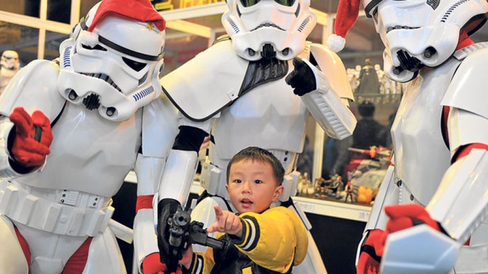 Global. Avant-première de Star Wars Episodio VII en Japón. Stormtroopers navideños.