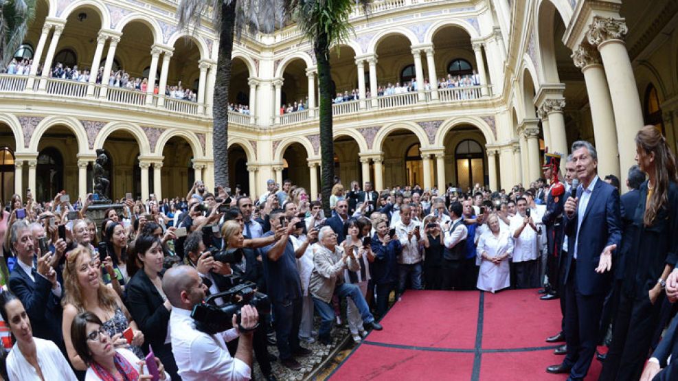 El jefe de Estado saludó a los trabajadores de la Casa de Gobierno en el Patio de las Palmeras de la Casa Rosada.