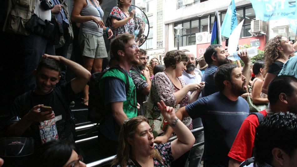 Trabajadores actuales del AFSCA gritan a la prensa durante la entrevista a Sabbatella.