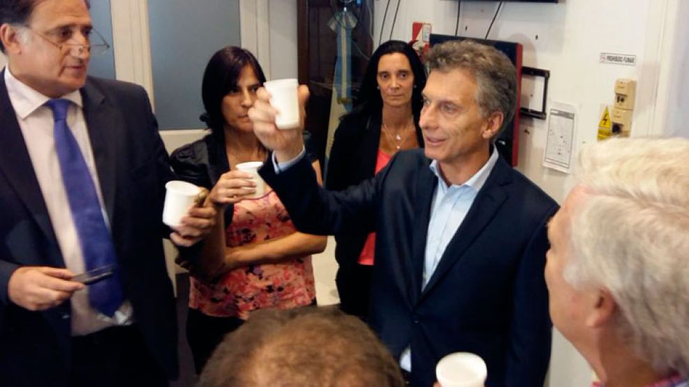 El presidente Mauricio Macri brindó con los periodistas en Casa Rosada.