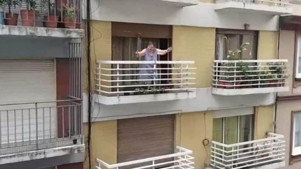 La anciana reclama desde el balcón frente al AFSCA