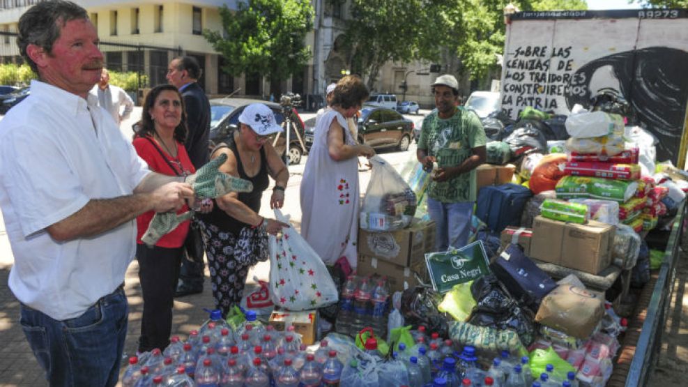 Organizaciones solidarias recolectan alimentos y dinero para ayudar a los afectados.