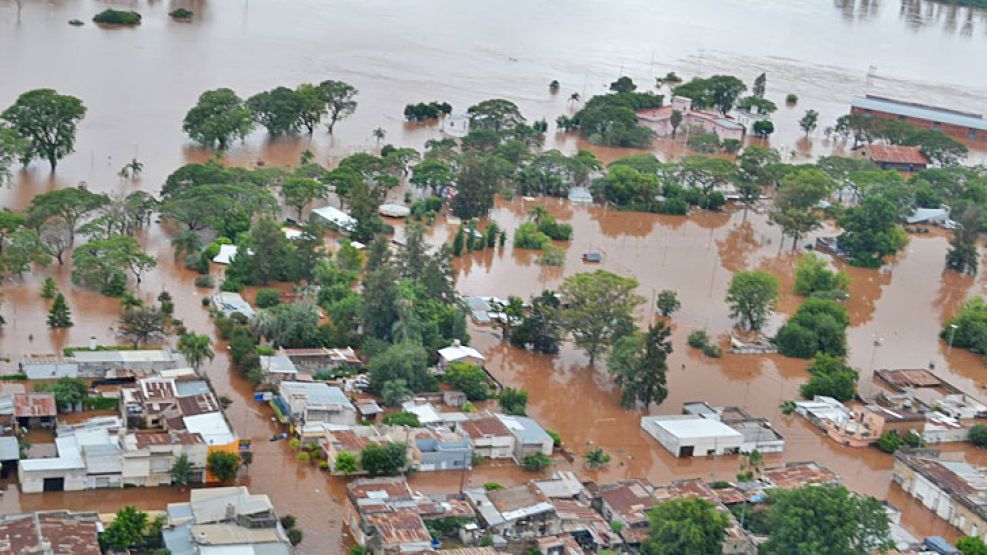 Atentos. En Concordia, Entre Ríos, esperan que el agua no supere los 16 metros para que la situación no empeore. Ya hay 10 mil evacuados.